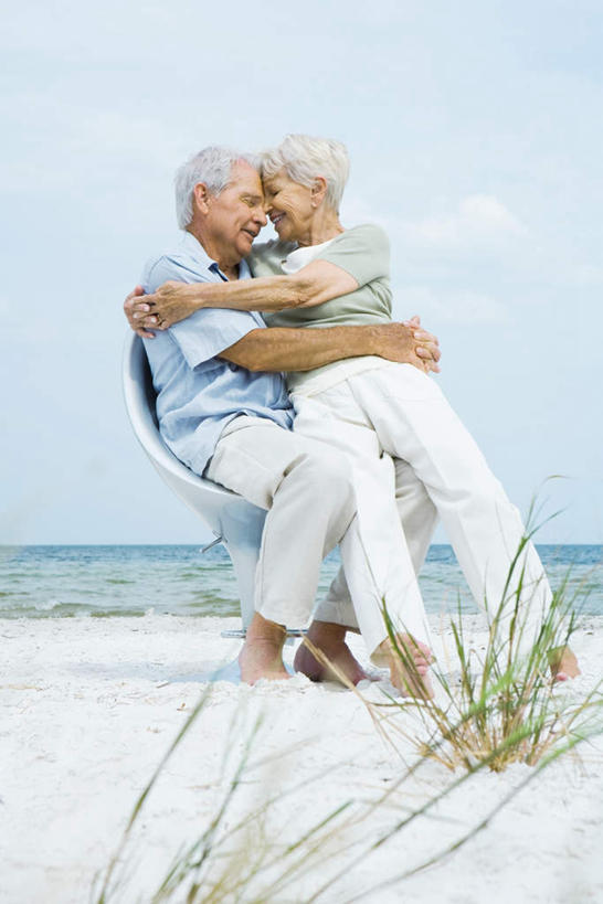 西方人,两个人,夫妻,坐,抱,竖图,室外,白天,正面,爱情,草地,草坪,海浪,海洋,植物,椅子,欧洲,欧洲人,服装,浪花,浪漫,注视,休闲装,草,衣服,蓝色,绿色,蓝天,天空,海水,天,观察,看,休闲,休闲服,恩爱,恋人,服饰,抱着,观看,察看,搂着,关注,海景,老年男性,老年女性,男人,男性,女人,女性,白种人,情侣,大海,风浪,海,海水的波动,近岸浪,涌浪,怀抱,搂,搂抱,相抱,拥抱,坐着,彩图,全身,伴侣