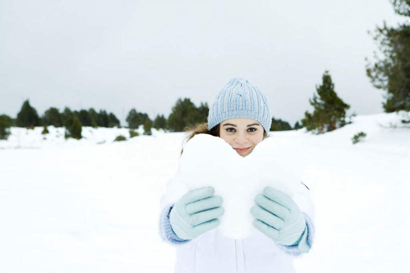 西方人,一个人,站,捧,笑,微笑,露齿笑,横图,室外,白天,正面,安全,雪,植物,大雪,欧洲,欧洲人,仅一个年轻女性,仅一个女性,仅一个人,服装,装饰,眼镜,积雪,雪景,冬天,防护,注视,树,树木,衣服,绿色,天空,自然,手套,天,观察,看,站着,温暖,服饰,生长,成长,观看,羽绒服,保暖,护目镜,保护,华丽,点缀,察看,御寒,关注,保险,保全,周全,安稳,安定,衬托,美观,雅致,雅观,安全防护眼镜,风镜,冬装,平安,年轻女性,女人,女性,白种人,捧着,站立,半身,彩图,防护眼镜