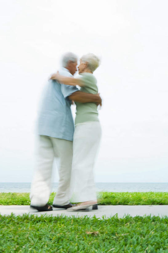 西方人,背部,两个人,夫妻,站,抱,竖图,室外,白天,仰视,爱情,草地,草坪,海浪,海洋,植物,欧洲,欧洲人,服装,朦胧,模糊,浪花,浪漫,注视,休闲装,草,衣服,蓝色,绿色,蓝天,天空,海水,天,观察,看,站着,休闲,休闲服,恩爱,恋人,服饰,抱着,观看,察看,搂着,关注,海景,老年男性,老年女性,男人,男性,女人,女性,白种人,情侣,大海,风浪,海,海水的波动,近岸浪,涌浪,怀抱,搂,搂抱,相抱,拥抱,站立,彩图,低角度拍摄,全身,伴侣