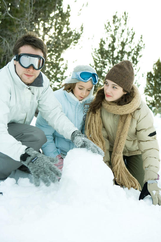 西方人,儿童,三个人,家庭,坐,蹲,笑,微笑,露齿笑,竖图,室外,白天,正面,纯洁,安全,雪,植物,大雪,欧洲,欧洲人,服装,装饰,眼镜,积雪,雪景,冬天,防护,注视,树,树木,小孩,衣服,绿色,天空,自然,手套,天,低头,观察,看,温暖,温馨,一家人,可爱,童年,童趣,服饰,生长,成长,观看,羽绒服,保暖,护目镜,保护,华丽,点缀,和睦,察看,御寒,关注,保险,童真,烂漫,无邪,保全,周全,安稳,安定,衬托,美观,雅致,雅观,安全防护眼镜,风镜,冬装,平安,天真,男人,男性,年轻男性,年轻女性,女孩,女人,女性,白种人,蹲着,坐着,半身,彩图,融洽,防护眼镜,女生