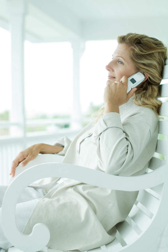 西方人,一个人,栏杆,坐,打电话,竖图,室外,白天,正面,电话,手机,椅子,欧洲,欧洲人,仅一个年轻女性,仅一个女性,仅一个人,服装,躺椅,屋檐,围栏,走廊,听,注视,休闲装,通讯设备,护栏,檐,衣服,观察,看,休闲,休闲服,服饰,观看,沙滩椅,察看,关注,一部,交流,年轻女性,女人,女性,白种人,沟通,通话,坐着,半身,彩图