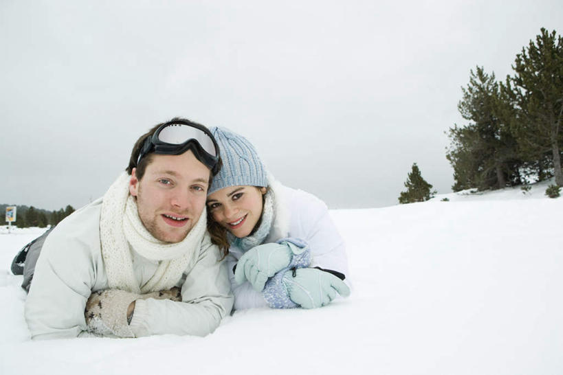 西方人,两个人,夫妻,笑,微笑,露齿笑,横图,室外,白天,正面,爱情,安全,雪,植物,大雪,欧洲,欧洲人,服装,眼镜,积雪,雪景,冬天,防护,浪漫,注视,树,树木,衣服,绿色,天空,自然,天,观察,看,靠,趴着,温暖,恩爱,恋人,服饰,生长,成长,观看,羽绒服,保暖,护目镜,保护,察看,御寒,关注,保险,保全,周全,安稳,安定,安全防护眼镜,风镜,冬装,平安,男人,男性,年轻男性,年轻女性,女人,女性,白种人,情侣,趴,半身,彩图,伴侣,防护眼镜