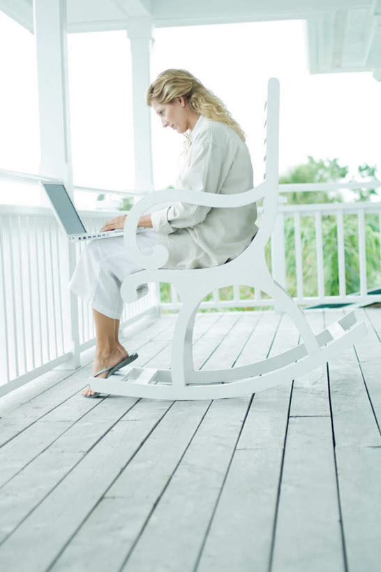 西方人,一个人,栏杆,坐,竖图,室外,白天,侧面,电脑,笔记本电脑,椅子,欧洲,欧洲人,仅一个年轻女性,仅一个女性,仅一个人,敲打,服装,网络,躺椅,屋檐,围栏,走廊,注视,休闲装,输入,通讯设备,护栏,檐,衣服,打字,低头,观察,看,休闲,休闲服,服饰,观看,点击,一台,敲击,沙滩椅,察看,无线,关注,通信设备,无线网络,无线上网,便携式电脑,按键,手提电脑,年轻女性,女人,女性,白种人,坐着,彩图,全身