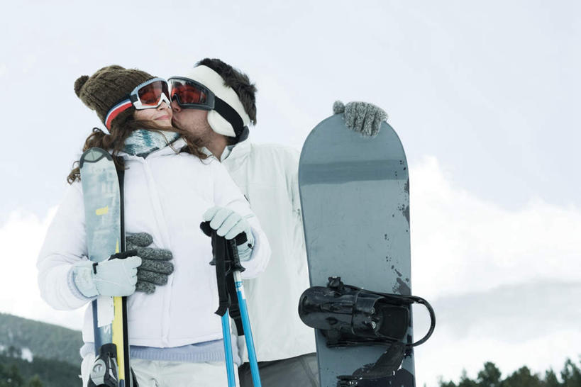 西方人,两个人,夫妻,抱,吻,横图,室外,白天,正面,爱情,安全,雪,植物,大雪,帽子,欧洲,欧洲人,服装,眼镜,积雪,雪景,冬天,防护,浪漫,拿,拿着,树,树木,衣服,绿色,天空,自然,天,温暖,恩爱,恋人,服饰,生长,成长,抱着,羽绒服,保暖,护目镜,保护,滑雪板,搂着,御寒,保险,保全,周全,安稳,安定,安全防护眼镜,风镜,冬装,平安,男人,男性,年轻男性,年轻女性,女人,女性,白种人,情侣,搂,亲,亲吻,半身,彩图,伴侣,防护眼镜