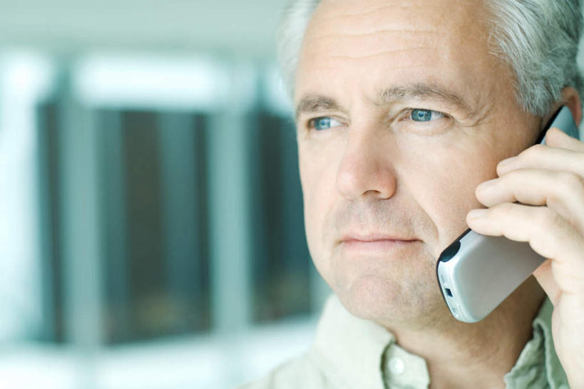 西方人,一个人,打电话,横图,室内,特写,白天,正面,窗户,落地窗,电话,手机,欧洲,欧洲人,仅一个男性,仅一个人,朦胧,模糊,听,注视,通讯设备,玻璃窗,仅一个老年男性,一部,交流,老年男性,男人,男性,白种人,沟通,通话,半身,彩图