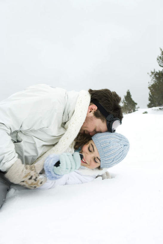 西方人,两个人,夫妻,躺,竖图,室外,白天,侧面,爱情,雪,植物,大雪,欧洲,欧洲人,积雪,雪景,冬天,浪漫,注视,树,树木,绿色,天空,自然,天,观察,看,靠,趴着,恩爱,恋人,生长,成长,观看,察看,关注,男人,男性,年轻男性,年轻女性,女人,女性,白种人,情侣,趴,躺着,半身,彩图,伴侣