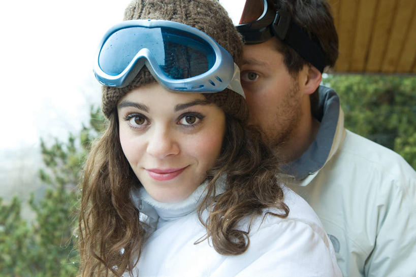 西方人,两个人,夫妻,站,笑,微笑,露齿笑,横图,室外,特写,白天,正面,爱情,安全,植物,欧洲,欧洲人,服装,朦胧,模糊,眼镜,屋檐,防护,浪漫,注视,休闲装,檐,树,树木,衣服,绿色,自然,观察,看,站着,休闲,休闲服,恩爱,恋人,服饰,生长,成长,观看,护目镜,保护,察看,关注,保险,保全,周全,安稳,安定,安全防护眼镜,平安,男人,男性,年轻男性,年轻女性,女人,女性,白种人,情侣,站立,半身,彩图,伴侣,防护眼镜