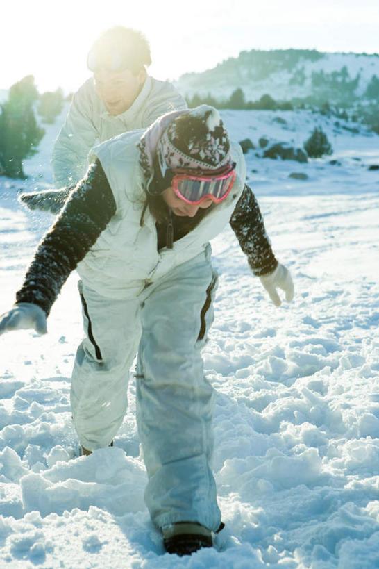 西方人,两个人,夫妻,站,竖图,室外,白天,正面,爱情,安全,雪,植物,大雪,欧洲,欧洲人,弯腰,阴影,服装,光线,眼镜,影子,积雪,雪景,冬季,冬天,防护,浪漫,注视,休闲装,树,树木,衣服,绿色,阳光,自然,观察,看,站着,休闲,休闲服,恩爱,寒冷,恋人,服饰,生长,成长,观看,护目镜,保护,察看,冰冷,关注,保险,保全,周全,安稳,安定,弯身,严寒,冰凉,酷寒,凛冽,凛凛,极冷,安全防护眼镜,平安,男人,男性,年轻男性,年轻女性,女人,女性,白种人,情侣,站立,彩图,全身,伴侣,防护眼镜