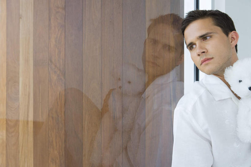 西方人,一个人,站,横图,室内,白天,正面,游戏,窗户,玩具,欧洲,欧洲人,仅一个男性,仅一个人,阴影,服装,反射,玩偶,影子,墙,玩,注视,休闲装,娱乐,玻璃窗,墙壁,墙面,仅一个年轻男性,一个,衣服,观察,看,站着,休闲,休闲服,益智,服饰,毛绒玩具,单个,观看,安慰,察看,发泄,关注,消遣,宣泄,男人,男性,年轻男性,白种人,玩耍,嬉戏,站立,半身,彩图