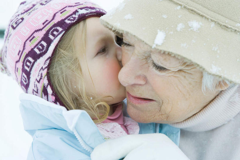 西方人,儿童,老年人,两个人,家庭,祖母,抱,笑,吻,微笑,露齿笑,横图,室外,特写,白天,正面,纯洁,雪,植物,大雪,欧洲,欧洲人,服装,积雪,雪景,冬季,冬天,休闲装,树,树木,小孩,衣服,蓝色,绿色,蓝天,天空,自然,天,休闲,温暖,温馨,一家人,休闲服,寒冷,可爱,童年,童趣,服饰,生长,奶奶,成长,抱着,祖孙,和睦,冰冷,搂着,童真,烂漫,无邪,外婆,外孙女,外祖母,严寒,冰凉,酷寒,凛冽,凛凛,极冷,天真,老年女性,女孩,女人,女性,白种人,孩子,孙女,搂,亲,亲吻,半身,彩图,融洽,女生