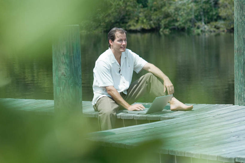 西方人,一个人,坐,横图,室外,白天,正面,电脑,笔记本电脑,湖,湖泊,水,植物,欧洲,欧洲人,仅一个男性,仅一个人,敲打,波纹,服装,朦胧,模糊,网络,木板,湖面,水流,水面,桥,木桥,涟漪,注视,休闲装,输入,通讯设备,栈桥,树,树木,仅一个年轻男性,衣服,绿色,倒影,水纹,自然,波浪,湖水,打字,观察,看,休闲,休闲服,服饰,生长,成长,观看,人行桥,木板桥,点击,一台,敲击,察看,倒映,无线,关注,通信设备,无线网络,无线上网,便携式电脑,水晕,反照,按键,手提电脑,男人,男性,年轻男性,白种人,坐着,彩图,全身