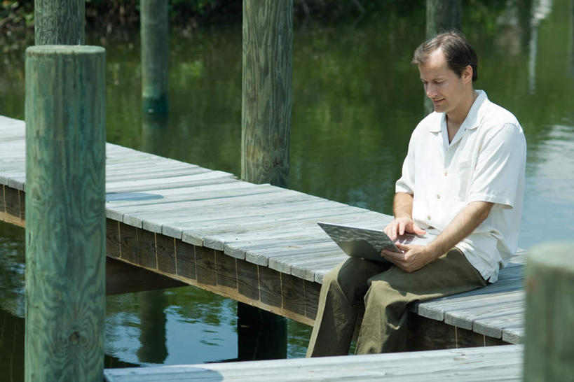 西方人,一个人,坐,横图,俯视,室外,白天,电脑,笔记本电脑,湖,湖泊,水,植物,欧洲,欧洲人,仅一个男性,仅一个人,敲打,波纹,服装,网络,木板,湖面,水流,水面,桥,木桥,涟漪,注视,休闲装,输入,通讯设备,栈桥,树,树木,仅一个年轻男性,衣服,绿色,倒影,水纹,自然,波浪,湖水,打字,观察,看,休闲,休闲服,服饰,生长,成长,观看,人行桥,木板桥,点击,一台,敲击,察看,倒映,无线,关注,通信设备,无线网络,无线上网,便携式电脑,水晕,反照,按键,手提电脑,男人,男性,年轻男性,白种人,坐着,半身,彩图,高角度拍摄