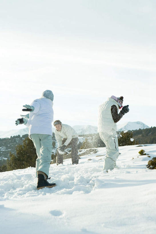 西方人,儿童,三个人,伙伴,朋友,站,蹲,笑,微笑,露齿笑,竖图,室外,白天,正面,游戏,友谊,纯洁,雪,植物,大雪,欧洲,欧洲人,阴影,服装,反射,影子,积雪,雪景,冬季,冬天,玩,注视,休闲装,娱乐,树,树木,小孩,衣服,绿色,天空,自然,天,观察,看,站着,休闲,休闲服,寒冷,可爱,童年,童趣,服饰,生长,成长,观看,察看,冰冷,关注,童真,烂漫,无邪,严寒,冰凉,酷寒,凛冽,凛凛,极冷,天真,友情,男孩,男人,男性,女孩,女人,女性,白种人,蹲着,玩耍,嬉戏,站立,彩图,全身,男生,女生