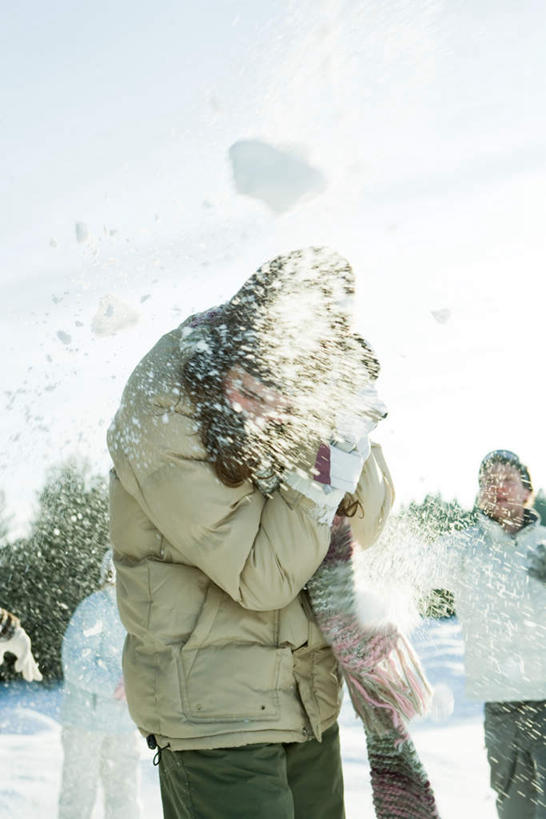 西方人,两个人,伙伴,朋友,站,笑,微笑,露齿笑,竖图,室外,白天,正面,游戏,友谊,雪,植物,大雪,欧洲,欧洲人,阴影,服装,反射,影子,积雪,雪景,冬季,冬天,玩,注视,休闲装,娱乐,树,树木,衣服,绿色,天空,自然,天,观察,看,站着,休闲,休闲服,寒冷,遮,服饰,生长,成长,观看,察看,冰冷,遮挡,关注,遮盖,遮蔽,严寒,冰凉,酷寒,凛冽,凛凛,极冷,友情,男人,男性,年轻男性,年轻女性,女人,女性,白种人,玩耍,嬉戏,站立,半身,彩图