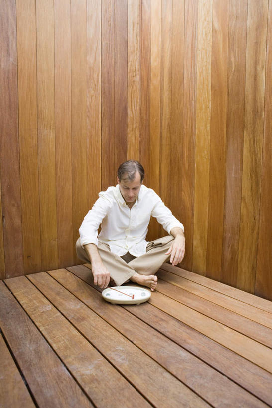 西方人,一个人,坐,盘腿,竖图,俯视,室内,白天,地板,餐具,欧洲,欧洲人,仅一个男性,仅一个人,仅一个中年男性,服装,碟子,盘,墙,地面,拿,拿着,注视,休闲装,木地板,墙壁,墙面,一个,衣服,盘子,碟,低头,观察,看,休闲,休闲服,服饰,单个,观看,察看,关注,男人,男性,中年男性,白种人,盘腿而坐,盘膝,盘着腿的,盘着腿坐,双腿交叉,坐着,彩图,高角度拍摄,全身