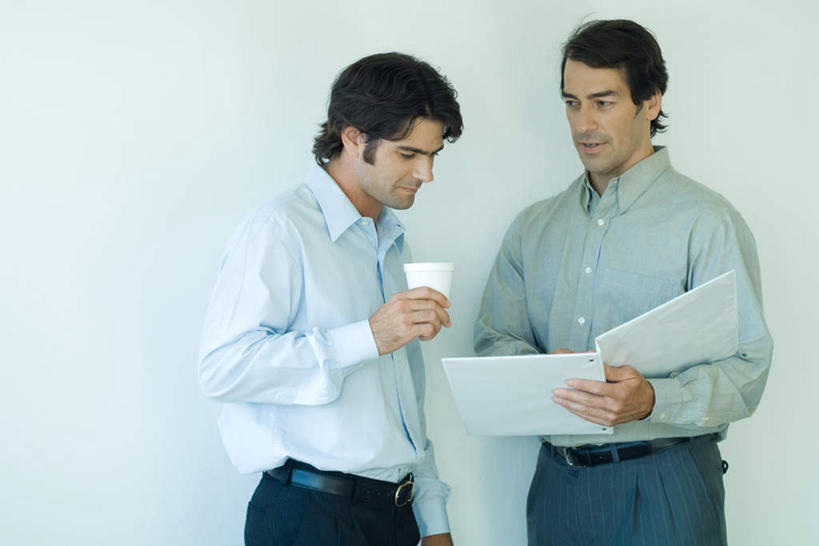 西方人,两个人,同事,商务人士,商务男性,站,横图,室内,白天,白色背景,正面,衬衫,成功,合作,团队,集体,信心,杯子,欧洲,欧洲人,套装,材料,档案,文件,墙,拿,拿着,注视,队伍,墙壁,墙面,水杯,资料,观察,看,站着,摄影,影棚,观看,察看,领导,成就,关注,文档,商务装,合伙,领袖,工薪阶层,男人,男性,年轻男性,白种人,白领,上班族,茶杯,站立,半身,彩图,影棚拍摄,衬衣,拍摄