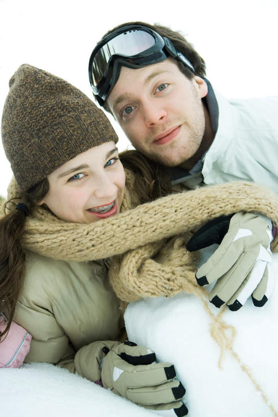 西方人,两个人,家庭,笑,微笑,露齿笑,竖图,室外,白天,正面,安全,雪,大雪,帽子,欧洲,欧洲人,服装,装饰,眼镜,积雪,雪景,冬季,冬天,防护,注视,休闲装,衣服,手套,围巾,观察,看,趴着,休闲,温暖,温馨,一家人,休闲服,寒冷,服饰,围脖,观看,保暖,护目镜,保护,华丽,点缀,和睦,察看,冰冷,雪球,搂着,御寒,关注,保险,保全,周全,安稳,安定,衬托,美观,雅致,雅观,严寒,冰凉,酷寒,凛冽,凛凛,极冷,安全防护眼镜,平安,男人,男性,年轻男性,年轻女性,女人,女性,白种人,搂,趴,半身,彩图,融洽,防护眼镜