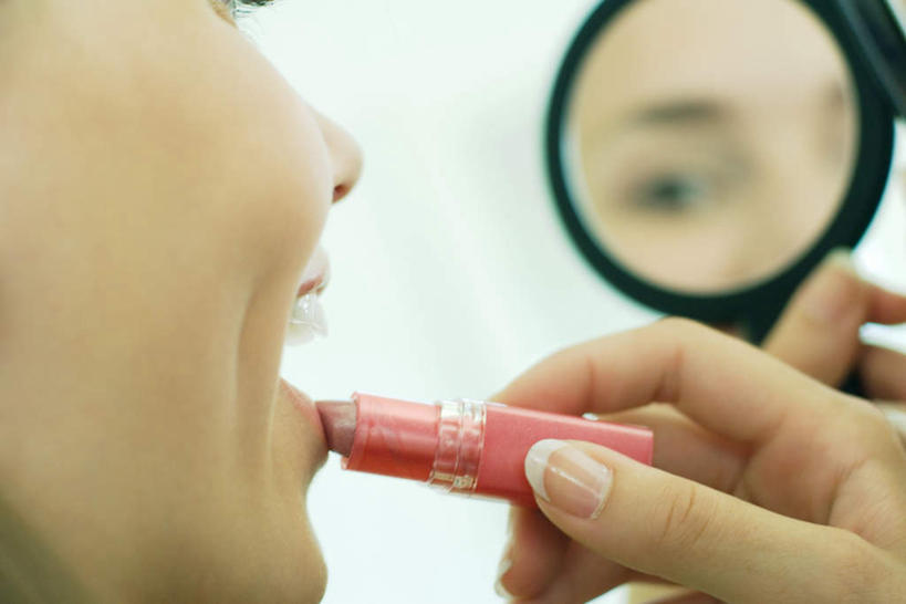 西方人,脸,头,脸颊,手,一个人,笑,微笑,露齿笑,横图,室内,特写,白天,正面,化妆,美容,镜子,欧洲,欧洲人,仅一个年轻女性,仅一个女性,仅一个人,服装,朦胧,模糊,反射,拿,拿着,涂抹,注视,休闲装,衣服,化妆镜,口红,观察,看,休闲,手部,休闲服,服饰,观看,单手,镜像,察看,镜面,关注,光学,年轻女性,女人,女性,白种人,头部,脸部,脸蛋,面部,半身,彩图