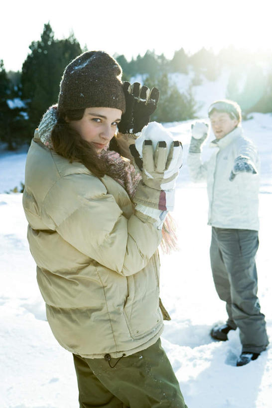 西方人,两个人,家庭,投,竖图,室外,白天,正面,游戏,雪,植物,大雪,欧洲,欧洲人,阴影,服装,光线,影子,积雪,雪景,冬季,冬天,玩,休闲装,娱乐,树,树木,衣服,绿色,阳光,自然,休闲,温暖,温馨,一家人,休闲服,寒冷,服饰,生长,成长,和睦,冰冷,严寒,冰凉,酷寒,凛冽,凛凛,极冷,男人,男性,年轻男性,年轻女性,女人,女性,白种人,抛,扔,玩耍,嬉戏,掷,半身,彩图,融洽
