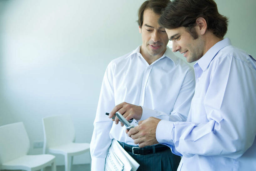 西方人,两个人,同事,商务人士,商务男性,站,笑,打电话,微笑,露齿笑,横图,室内,白天,正面,衬衫,成功,合作,团队,集体,信心,桌子,电话,手机,椅子,欧洲,欧洲人,套装,材料,档案,文件,办公桌,墙,拿,拿着,注视,通讯设备,队伍,墙壁,墙面,两个,资料,观察,看,站着,观看,察看,领导,成就,关注,文档,商务装,合伙,领袖,工薪阶层,交流,男人,男性,年轻男性,白种人,白领,上班族,沟通,通话,站立,半身,彩图,衬衣,两部