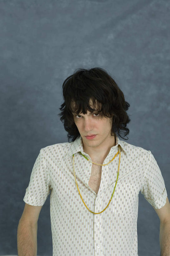 西方人,一个人,站,竖图,室内,白天,正面,项链,欧洲,欧洲人,仅一个男性,仅一个人,一条,灰色背景,服装,注视,休闲装,装饰品,仅一个年轻男性,衣服,饰品,首饰,观察,看,站着,休闲,休闲服,摄影,服饰,影棚,观看,察看,关注,男人,男性,年轻男性,白种人,站立,半身,彩图,影棚拍摄,拍摄