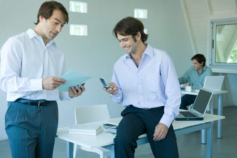 西方人,三个人,同事,商务人士,商务男性,站,坐,笑,打电话,微笑,露齿笑,横图,室内,白天,正面,衬衫,成功,合作,团队,集体,信心,电脑,笔记本电脑,窗户,桌子,电话,手机,椅子,欧洲,欧洲人,套装,网络,材料,档案,文件,办公桌,墙,拿,拿着,注视,通讯设备,队伍,玻璃窗,墙壁,墙面,资料,观察,看,站着,观看,两台,察看,无线,领导,成就,关注,文档,通信设备,商务装,无线网络,合伙,领袖,无线上网,便携式电脑,工薪阶层,一部,交流,手提电脑,男人,男性,年轻男性,白种人,白领,上班族,沟通,通话,站立,坐着,半身,彩图,衬衣