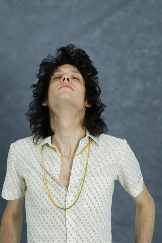 西方人,一个人,站,竖图,室内,白天,正面,项链,欧洲,欧洲人,仅一个男性,仅一个人,一条,灰色背景,服装,注视,休闲装,装饰品,仅一个年轻男性,衣服,饰品,首饰,观察,看,站着,休闲,休闲服,摄影,服饰,影棚,观看,察看,关注,男人,男性,年轻男性,白种人,抬头,仰头,站立,半身,彩图,影棚拍摄,拍摄