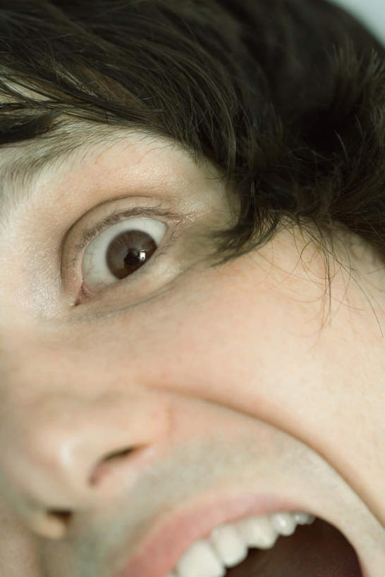 西方人,脸,头,脸颊,一个人,竖图,俯视,室内,特写,白天,欧洲,欧洲人,仅一个男性,仅一个人,注视,仅一个年轻男性,观察,看,张嘴,观看,察看,关注,张大嘴巴,男人,男性,年轻男性,白种人,头部,脸部,脸蛋,面部,张开嘴,半身,彩图,高角度拍摄