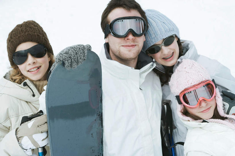 西方人,四个人,伙伴,朋友,站,笑,微笑,露齿笑,横图,俯视,室外,白天,友谊,安全,雪,大雪,帽子,欧洲,欧洲人,服装,眼镜,积雪,雪景,冬季,冬天,防护,注视,休闲装,运动器械,衣服,观察,看,靠,站着,休闲,休闲服,健身器械,寒冷,服饰,观看,护目镜,保护,滑雪板,察看,冰冷,关注,保险,健身器材,滑雪装备,保全,周全,安稳,安定,严寒,冰凉,酷寒,凛冽,凛凛,极冷,安全防护眼镜,平安,友情,男人,男性,年轻男性,年轻女性,女人,女性,白种人,站立,半身,彩图,高角度拍摄,防护眼镜,运动器材