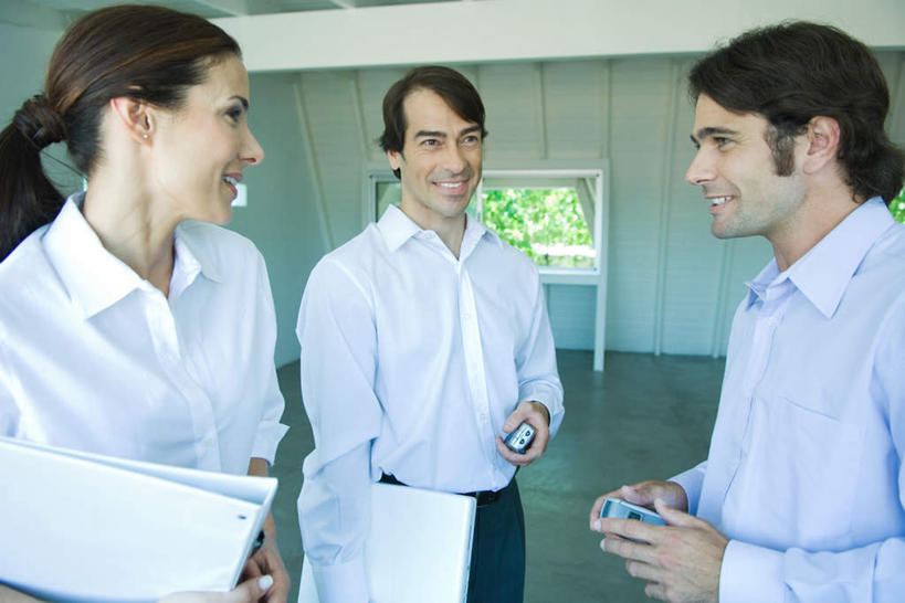 西方人,三个人,同事,商务人士,商务男性,商务女性,站,笑,打电话,微笑,露齿笑,横图,室内,白天,正面,衬衫,成功,合作,团队,集体,信心,植物,窗户,电话,手机,欧洲,欧洲人,套装,朦胧,模糊,材料,瓷砖,档案,地砖,文件,墙,地面,注视,通讯设备,队伍,玻璃窗,相视,墙壁,墙面,树,树木,绿色,自然,资料,观察,看,站着,面对面,生长,成长,观看,对视,察看,领导,成就,关注,文档,相对,商务装,合伙,领袖,工薪阶层,相看,交流,男人,男性,年轻男性,年轻女性,女人,女性,白种人,白领,上班族,沟通,通话,站立,半身,彩图,衬衣,两部