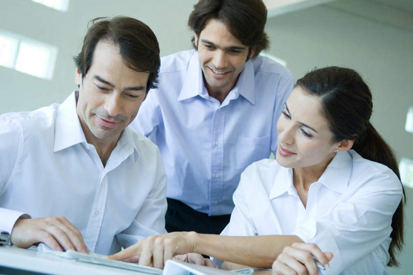 西方人,三个人,同事,商务人士,商务男性,商务女性,站,坐,笑,微笑,露齿笑,横图,室内,白天,仰视,衬衫,成功,合作,团队,集体,信心,窗户,欧洲,欧洲人,指,套装,材料,档案,文件,墙,注视,方向,队伍,玻璃窗,墙壁,墙面,资料,低头,观察,看,手势,站着,观看,察看,领导,指向,成就,关注,文档,商务装,合伙,领袖,工薪阶层,男人,男性,年轻男性,年轻女性,女人,女性,白种人,白领,上班族,站立,坐着,半身,彩图,低角度拍摄,衬衣