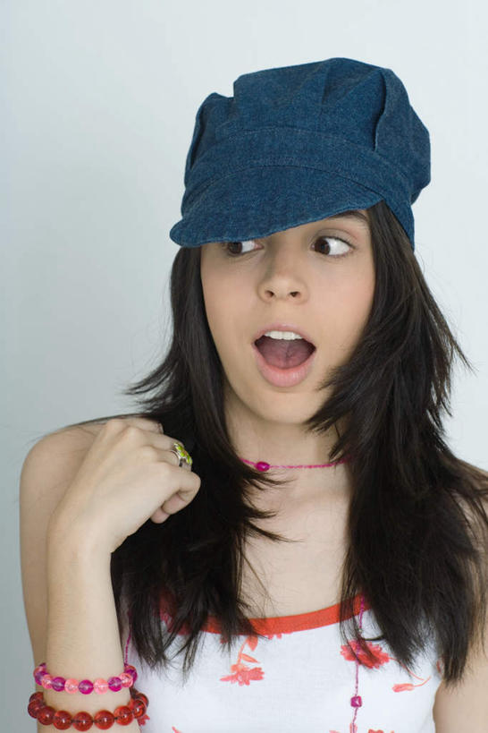 西方人,一个人,竖图,室内,白天,白色背景,正面,帽子,欧洲,欧洲人,仅一个年轻女性,仅一个女性,仅一个人,服装,惊讶,注视,休闲装,衣服,蓝色,观察,看,张嘴,休闲,休闲服,抬手,摄影,服饰,影棚,观看,察看,关注,张大嘴巴,一顶,年轻女性,女人,女性,白种人,张开嘴,半身,彩图,影棚拍摄,拍摄