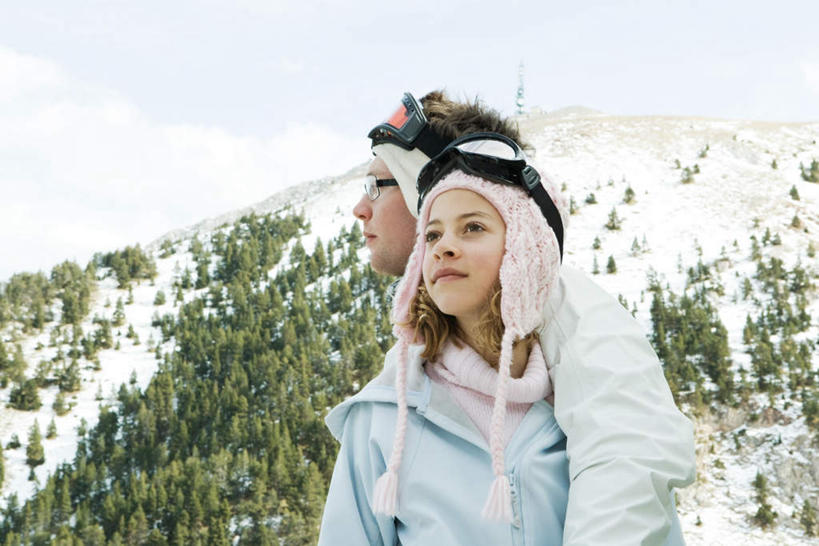 西方人,两个人,家庭,站,笑,微笑,横图,室外,白天,仰视,山,植物,欧洲,欧洲人,服装,山峰,山峦,注视,休闲装,树,树木,衣服,蓝色,绿色,蓝天,天空,自然,天,观察,看,站着,休闲,温暖,温馨,一家人,休闲服,服饰,生长,成长,观看,和睦,察看,关注,男人,男性,年轻男性,年轻女性,女人,女性,白种人,抬头,仰头,站立,半身,彩图,低角度拍摄,融洽