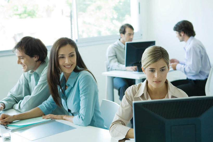 西方人,同事,商务人士,商务男性,商务女性,坐,笑,微笑,露齿笑,横图,俯视,室内,白天,衬衫,成功,合作,团队,集体,信心,电脑,显示器,鼠标,键盘,植物,窗户,桌子,欧洲,欧洲人,五个人,敲打,套装,朦胧,模糊,网络,办公桌,墙,许多人,注视,输入,输入设备,通讯设备,队伍,玻璃窗,墙壁,墙面,树,树木,绿色,自然,打字,观察,看,一群人,台式电脑,生长,成长,观看,点击,敲击,两台,察看,领导,成就,关注,通信设备,商务装,合伙,领袖,工薪阶层,输出设备,按键,男人,男性,年轻男性,年轻女性,女人,女性,白种人,白领,上班族,坐着,半身,彩图,高角度拍摄,衬衣