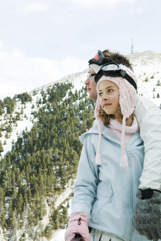 西方人,两个人,家庭,站,笑,微笑,竖图,室外,白天,正面,安全,山,植物,欧洲,欧洲人,服装,眼镜,山峰,防护,山峦,注视,休闲装,树,树木,衣服,蓝色,绿色,蓝天,天空,自然,天,观察,看,站着,休闲,温暖,温馨,一家人,休闲服,服饰,生长,成长,观看,护目镜,保护,和睦,察看,搂着,关注,保险,保全,周全,安稳,安定,安全防护眼镜,平安,男人,男性,年轻男性,年轻女性,女人,女性,白种人,搂,抬头,仰头,站立,半身,彩图,融洽,防护眼镜