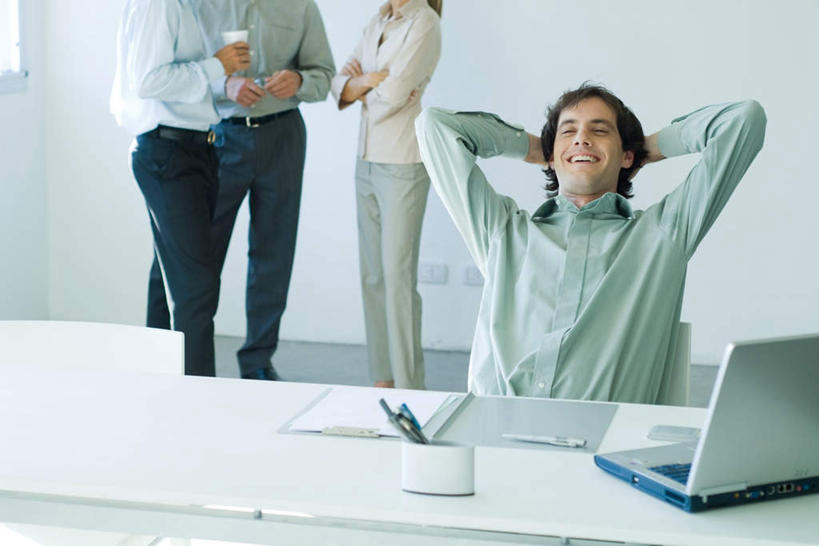 西方人,三个人,同事,商务人士,商务男性,商务女性,站,笑,微笑,露齿笑,横图,室内,白天,正面,衬衫,成功,合作,团队,集体,信心,电脑,笔记本电脑,窗户,桌子,欧洲,欧洲人,伸展,套装,网络,笔,办公桌,墙,注视,通讯设备,队伍,玻璃窗,墙壁,墙面,观察,看,站着,观看,一台,察看,无线,领导,成就,关注,通信设备,商务装,无线网络,合伙,领袖,无线上网,便携式电脑,工薪阶层,手提电脑,男人,男性,年轻男性,年轻女性,女人,女性,白种人,白领,上班族,站立,半身,彩图,衬衣