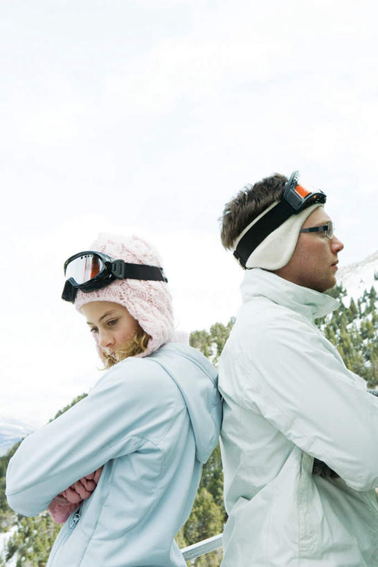 西方人,两个人,家庭,站,竖图,室外,白天,侧面,安全,植物,帽子,欧洲,欧洲人,服装,眼镜,防护,依靠,注视,休闲装,树,树木,衣服,绿色,天空,自然,天,观察,看,倚靠,站着,背靠背,休闲,温暖,温馨,一家人,休闲服,背对背,服饰,生长,成长,观看,护目镜,保护,和睦,察看,关注,保险,保全,周全,安稳,安定,安全防护眼镜,平安,信任,男人,男性,年轻男性,年轻女性,女人,女性,白种人,站立,半身,彩图,融洽,防护眼镜