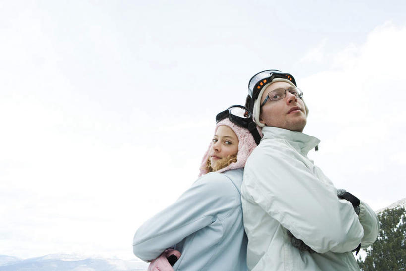 西方人,背部,两个人,家庭,站,横图,室外,白天,仰视,安全,植物,帽子,欧洲,欧洲人,服装,眼镜,防护,依靠,注视,休闲装,树,树木,衣服,绿色,天空,自然,天,观察,回头,看,倚靠,站着,转头,背靠背,休闲,温暖,温馨,一家人,休闲服,背对背,服饰,生长,成长,观看,护目镜,保护,和睦,察看,关注,保险,保全,周全,安稳,安定,安全防护眼镜,平安,信任,男人,男性,年轻男性,年轻女性,女人,女性,白种人,抬头,仰头,站立,半身,彩图,低角度拍摄,融洽,防护眼镜