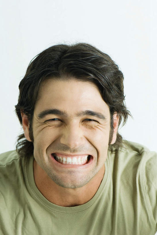 西方人,脸,头,脸颊,一个人,笑,微笑,露齿笑,竖图,室内,特写,白天,白色背景,正面,欧洲,欧洲人,仅一个男性,仅一个人,服装,注视,休闲装,肩膀,仅一个年轻男性,衣服,观察,看,休闲,鬼脸,休闲服,摄影,服饰,影棚,观看,察看,关注,男人,男性,年轻男性,白种人,头部,脸部,脸蛋,面部,半身,彩图,影棚拍摄,拍摄