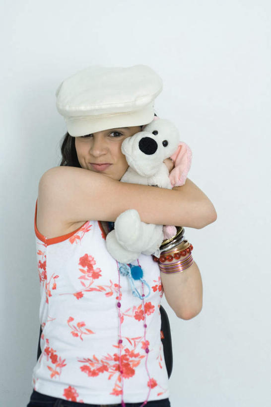 西方人,一个人,抱,笑,微笑,竖图,室内,白天,白色背景,正面,游戏,帽子,玩具,欧洲,欧洲人,仅一个年轻女性,仅一个女性,仅一个人,服装,玩偶,玩,注视,休闲装,娱乐,一个,衣服,白色,观察,看,休闲,休闲服,益智,摄影,服饰,毛绒玩具,影棚,单个,抱着,观看,安慰,察看,搂着,发泄,关注,消遣,宣泄,一顶,年轻女性,女人,女性,白种人,搂,玩耍,嬉戏,半身,彩图,影棚拍摄,拍摄