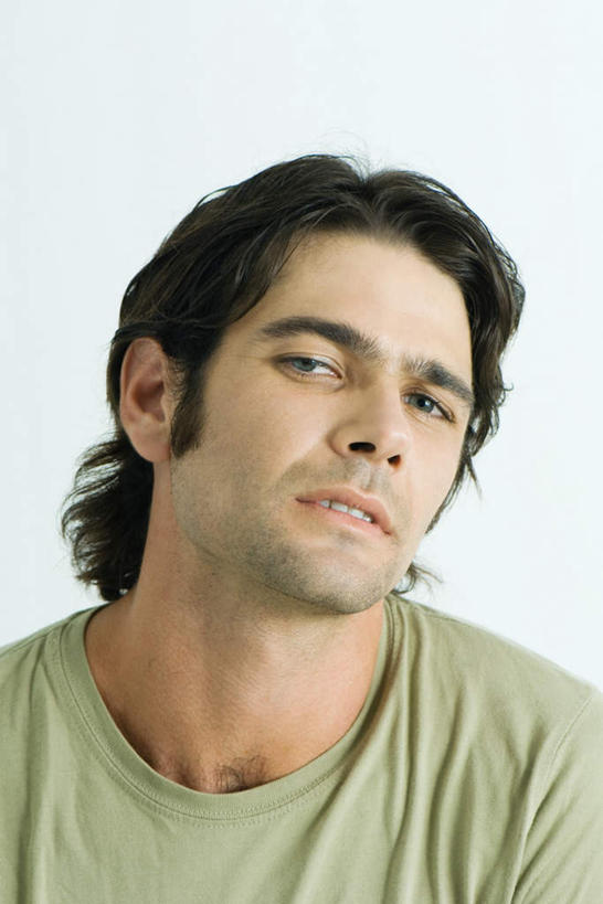 西方人,脸,头,脸颊,一个人,竖图,室内,特写,白天,白色背景,正面,欧洲,欧洲人,仅一个男性,仅一个人,服装,注视,休闲装,肩膀,仅一个年轻男性,衣服,观察,看,休闲,休闲服,摄影,服饰,影棚,观看,察看,关注,高傲,男人,男性,年轻男性,白种人,头部,脸部,脸蛋,面部,抬头,半身,彩图,影棚拍摄,拍摄