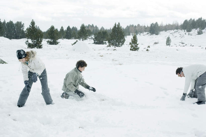 西方人,三个人,伙伴,朋友,站,坐,蹲,横图,俯视,室外,白天,友谊,树林,雪,植物,大雪,欧洲,欧洲人,服装,积雪,雪景,冬季,冬天,注视,休闲装,树,树木,衣服,绿色,自然,低头,观察,看,弯,站着,休闲,休闲服,寒冷,服饰,生长,成长,观看,察看,冰冷,捡,关注,严寒,冰凉,酷寒,凛冽,凛凛,极冷,友情,男人,男性,年轻男性,年轻女性,女人,女性,白种人,蹲着,站立,坐着,彩图,高角度拍摄,全身