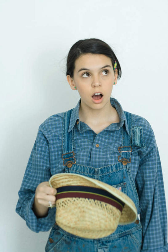 西方人,一个人,竖图,室内,白天,白色背景,正面,帽子,欧洲,欧洲人,仅一个年轻女性,仅一个女性,仅一个人,服装,惊讶,草帽,拿,拿着,休闲装,一个,衣服,黄色,蓝色,张嘴,休闲,休闲服,摄影,服饰,影棚,单个,张大嘴巴,年轻女性,女人,女性,白种人,张开嘴,半身,彩图,影棚拍摄,拍摄