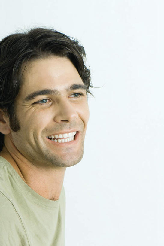 西方人,脸,头,脸颊,一个人,笑,微笑,露齿笑,竖图,室内,特写,白天,白色背景,侧面,欧洲,欧洲人,仅一个男性,仅一个人,服装,注视,休闲装,肩膀,仅一个年轻男性,衣服,观察,看,休闲,休闲服,摄影,服饰,影棚,观看,察看,愉悦,关注,男人,男性,年轻男性,白种人,头部,脸部,脸蛋,面部,半身,彩图,影棚拍摄,拍摄