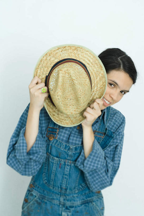 西方人,一个人,笑,微笑,露齿笑,竖图,室内,白天,白色背景,正面,帽子,欧洲,欧洲人,仅一个年轻女性,仅一个女性,仅一个人,服装,草帽,拿,拿着,注视,休闲装,一个,衣服,黄色,蓝色,观察,看,休闲,休闲服,摄影,服饰,影棚,单个,观看,察看,关注,年轻女性,女人,女性,白种人,半身,彩图,影棚拍摄,拍摄
