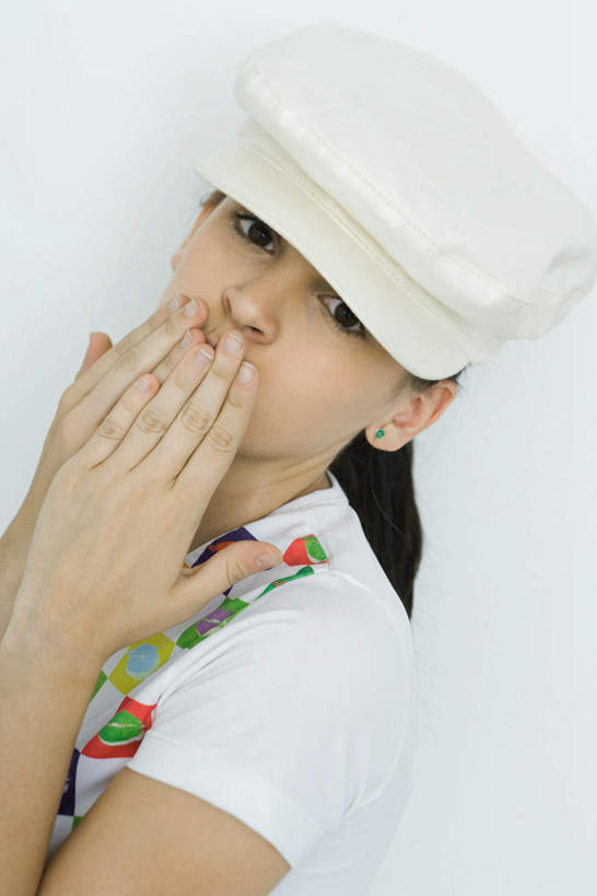 西方人,脸,头,脸颊,一个人,竖图,室内,特写,白天,白色背景,侧面,帽子,欧洲,欧洲人,仅一个年轻女性,仅一个女性,仅一个人,服装,注视,休闲装,运动帽,肩膀,一个,衣服,白色,观察,看,休闲,休闲服,鸭舌帽,摄影,服饰,影棚,单个,观看,察看,关注,年轻女性,女人,女性,白种人,头部,脸部,脸蛋,面部,半身,彩图,影棚拍摄,拍摄,捂着