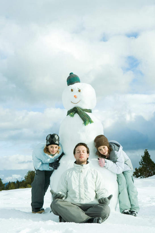 西方人,儿童,三个人,家庭,站,盘腿,竖图,室外,白天,正面,纯洁,雪,植物,大雪,帽子,欧洲,欧洲人,服装,装饰,积雪,雪景,雪人,冬季,冬天,注视,休闲装,树,树木,一个,小孩,衣服,蓝色,绿色,蓝天,天空,自然,围巾,天,观察,看,站着,休闲,温暖,温馨,一家人,休闲服,寒冷,可爱,童年,童趣,服饰,生长,单个,成长,围脖,观看,保暖,华丽,点缀,和睦,察看,冰冷,御寒,关注,童真,烂漫,无邪,衬托,美观,雅致,雅观,严寒,冰凉,酷寒,凛冽,凛凛,极冷,天真,男人,男性,年轻男性,年轻女性,女孩,女人,女性,白种人,盘腿而坐,盘膝,盘着腿的,盘着腿坐,双腿交叉,站立,彩图,全身,融洽,女生