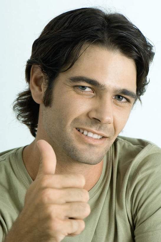 西方人,脸,头,脸颊,手,一个人,笑,微笑,露齿笑,竖图,室内,特写,白天,白色背景,正面,智慧,欧洲,欧洲人,仅一个男性,仅一个人,突出,服装,注视,休闲装,称赞,表扬,肩膀,仅一个年轻男性,衣服,观察,看,手势,休闲,手部,休闲服,竖,摄影,服饰,影棚,观看,翘,单手,高,察看,夸奖,优秀,关注,好,妙,顺利,出色,超群,杰出,卓越,奇妙,聪明,男人,男性,年轻男性,白种人,大拇指,头部,脸部,脸蛋,面部,半身,彩图,影棚拍摄,拍摄