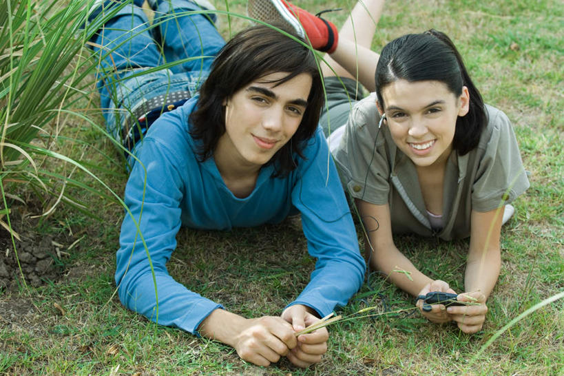 西方人,两个人,夫妻,笑,打电话,微笑,露齿笑,横图,俯视,室外,白天,爱情,草地,草坪,植物,电话,手机,欧洲,欧洲人,服装,浪漫,注视,休闲装,通讯设备,草,衣服,绿色,观察,看,趴着,休闲,休闲服,恩爱,恋人,服饰,观看,察看,关注,一部,交流,男人,男性,年轻男性,年轻女性,女人,女性,白种人,情侣,沟通,趴,抬头,通话,仰头,半身,彩图,高角度拍摄,伴侣