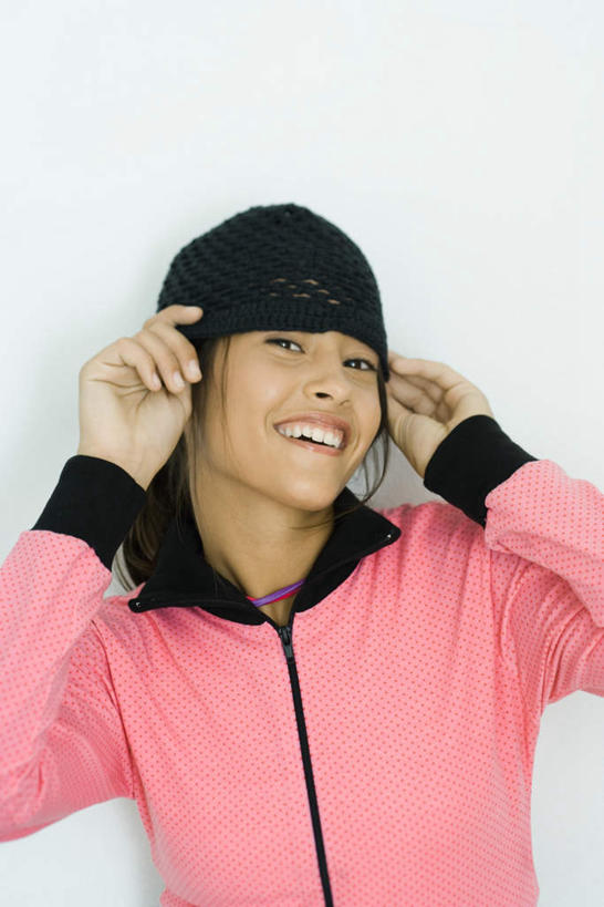 西方人,一个人,笑,微笑,露齿笑,竖图,室内,白天,白色背景,正面,帽子,欧洲,欧洲人,仅一个年轻女性,仅一个女性,仅一个人,戴,服装,注视,休闲装,一个,衣服,粉色,黑色,观察,看,休闲,休闲服,摄影,服饰,影棚,单个,观看,察看,关注,年轻女性,女人,女性,白种人,半身,彩图,影棚拍摄,拍摄